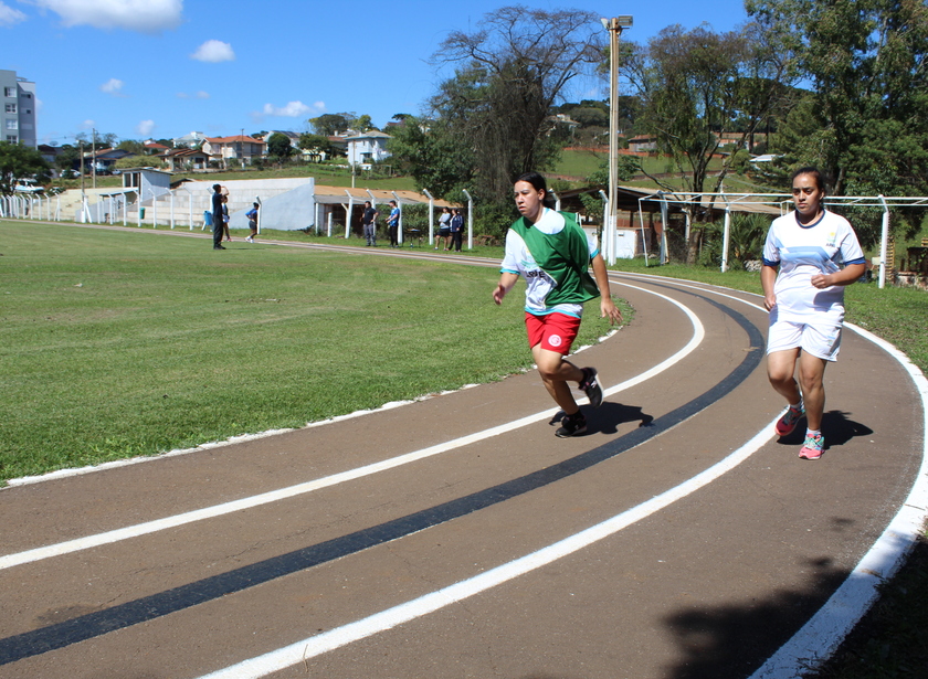 Atleta franciele conquista primeiro lugar nos 400m