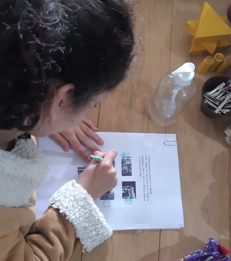 Aluna estuda em casa