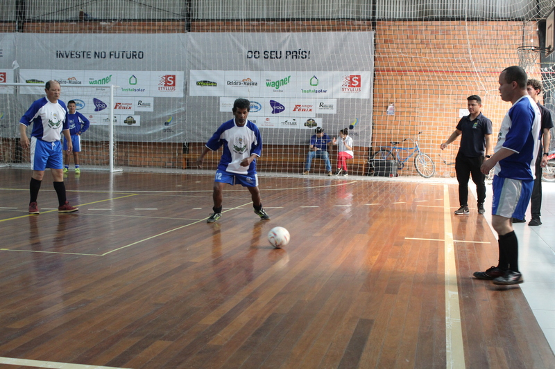 Time de futsal da apae durante jogo em port%c3%a3o